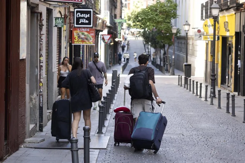 Consumo identificó hasta 15.200 anuncios de pisos turísticos ilegales en Airbnb en Madrid
