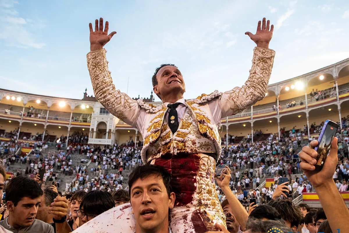Ferrera abre la Puerta Grande entre el oficio y la genialidad