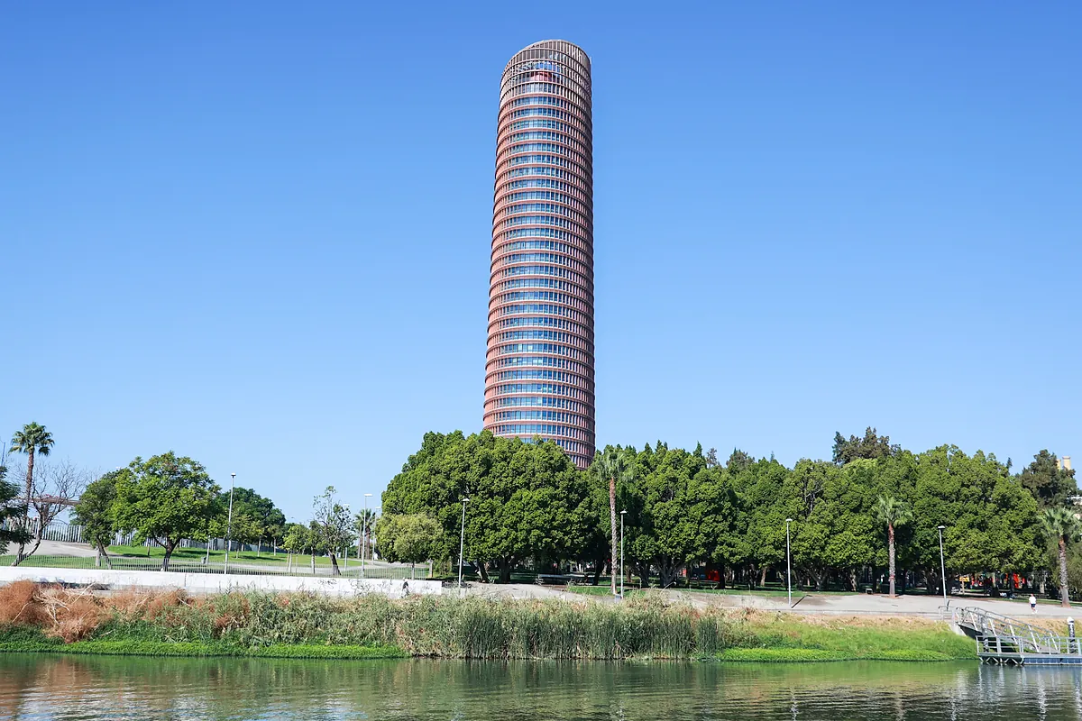 CaixaBank vende la Torre Pelli, el rascacielos de Sevilla, al grupo inmobiliario Argis