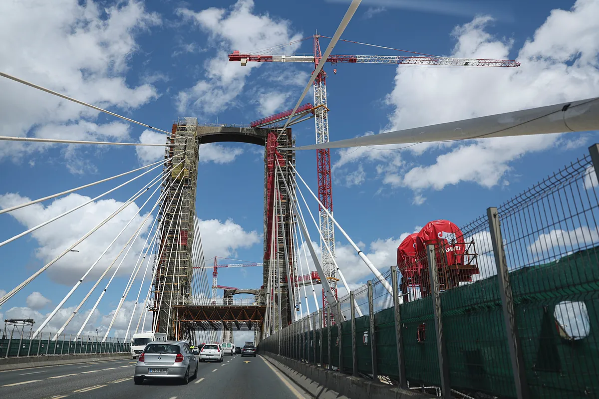 El fiasco (corrupto) del puente del Centenario y la maldición que persigue a Sevilla desde el 92