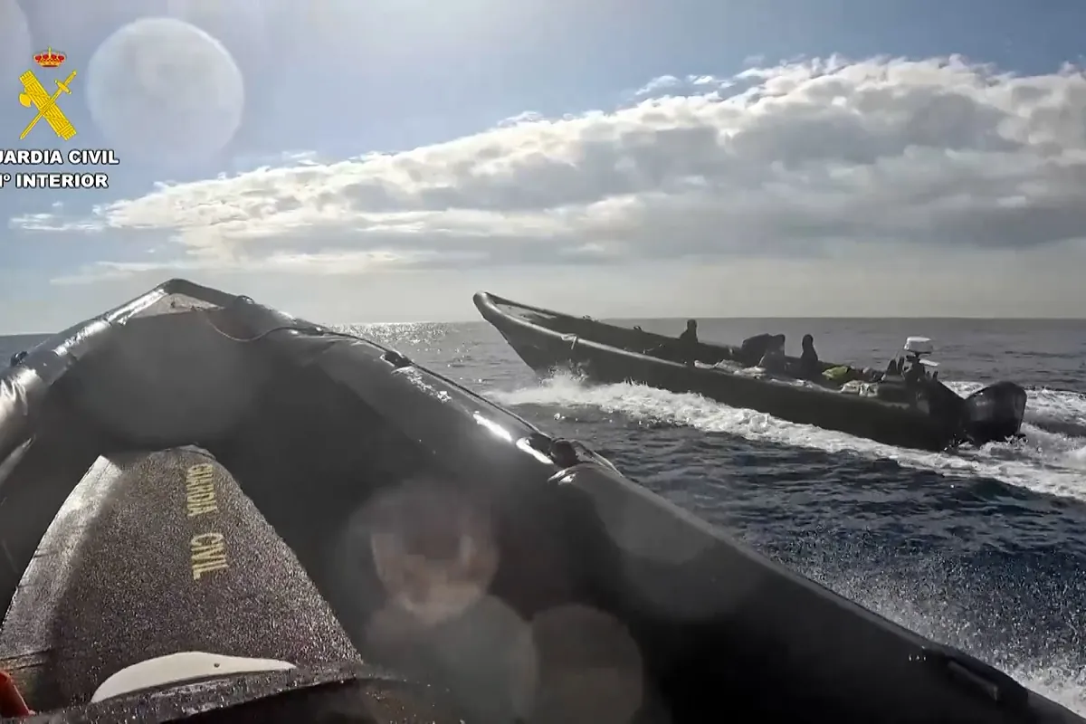 Espectacular persecución de película a una narcolancha con 4.000 kilos de hachís cerca de Punta Umbría (Huelva)