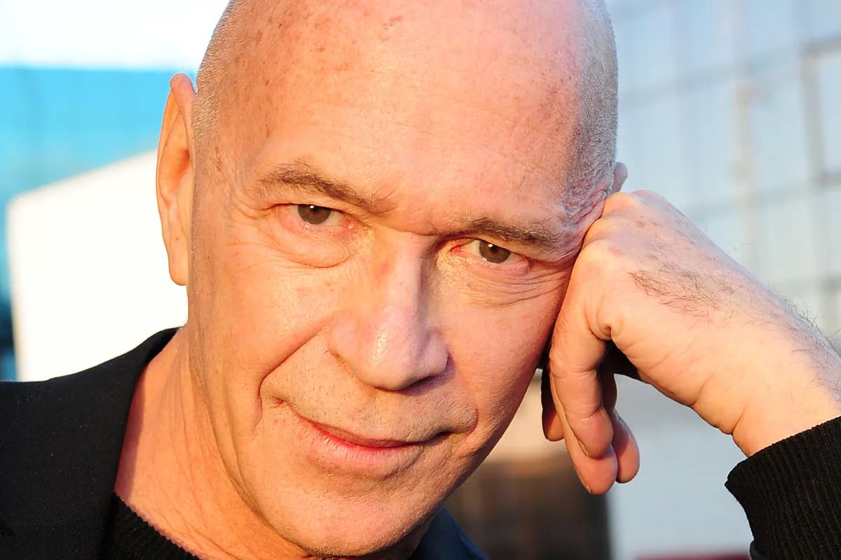 Su infancia, su compromiso que nunca llegó a boda, su muerte... Así era el actor Clive Arrindell, el misterioso calvo de la Lotería de Navidad