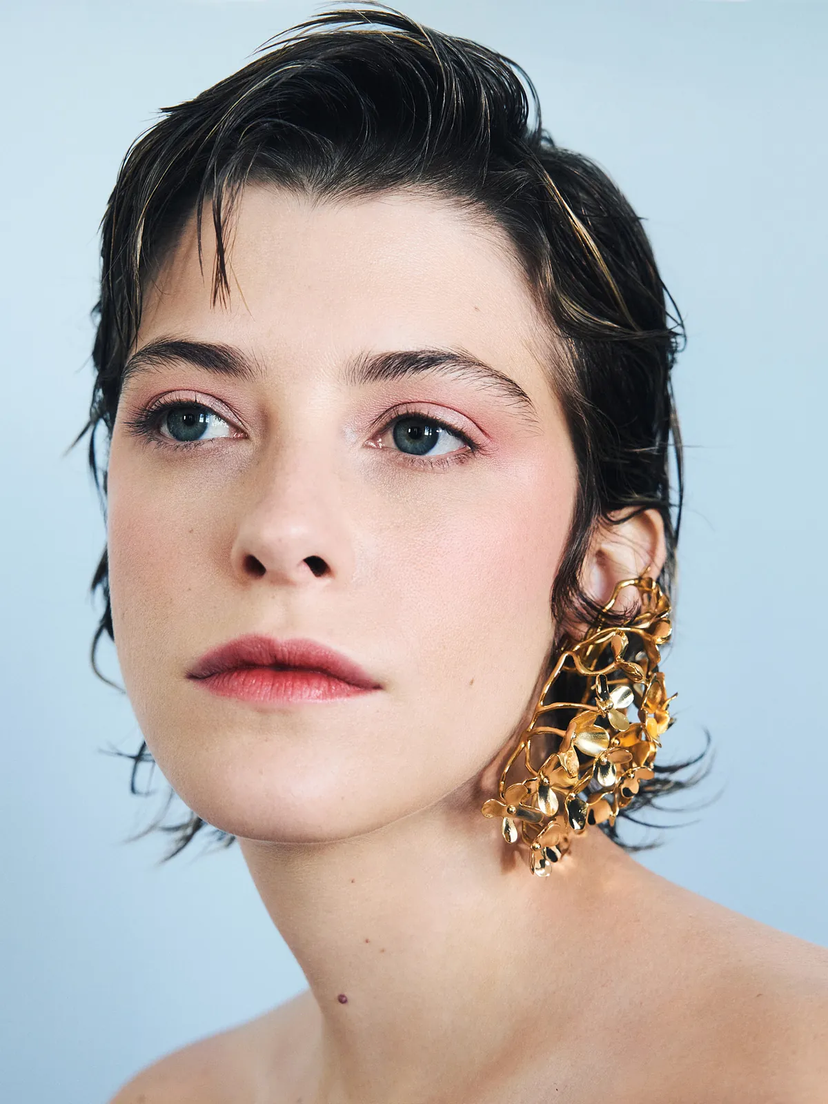 Sombras azules, piel bronceada y labios inesperados: estos son los 5 mejores maquillajes del verano, interpretados por la actriz Malena Villa