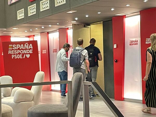 Agentes de la UCO de la Guardia Civil entrando en la sede del PSOE en Ferraz el pasado año durante la investigación a Santos Cerdán.
