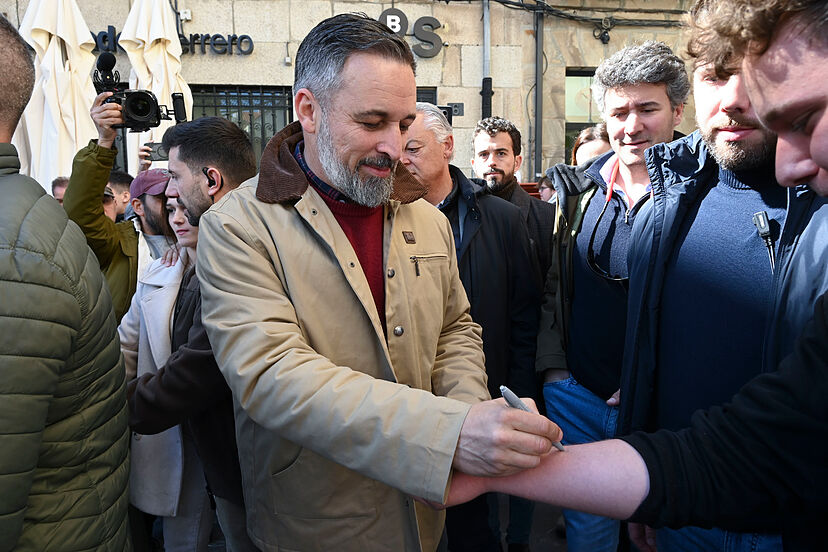 48 horas dentro de la campaña más dura de Vox, entre vetos, purgas y camino  a otro récord puerta a puerta: "¡Mira por España!"... "no le creo nada" |  España