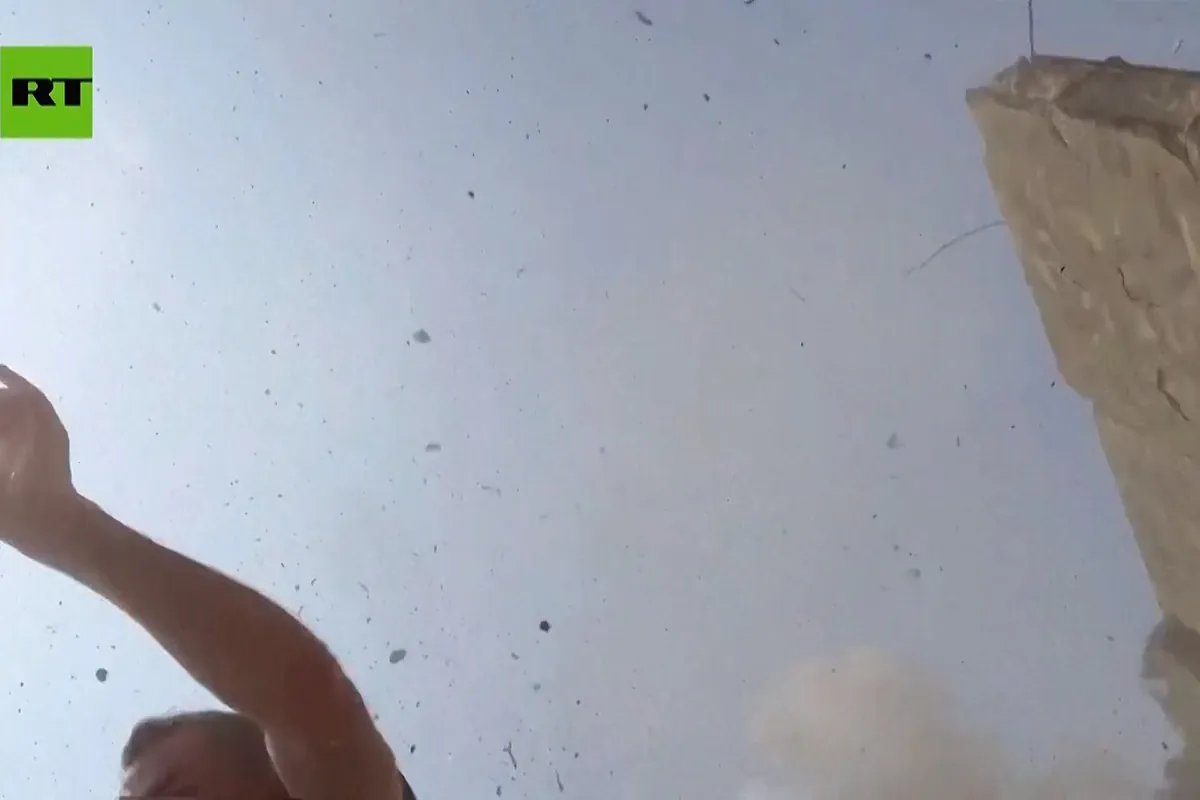 Un periodista salva la vida de milagro tras caerle un misil a escasos metros