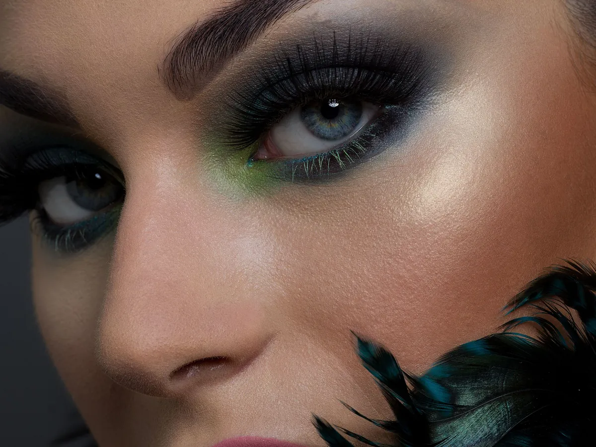 Cómo maquillar tus ojos, según tu color: los tonos que más favorecen tu mirada