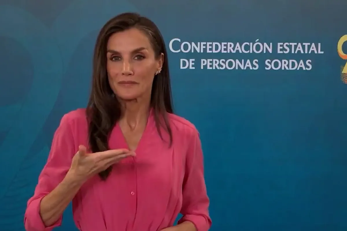 La Reina Letizia se atreve con la lengua de signos para felicitar los 90 años a la ONG CNSE