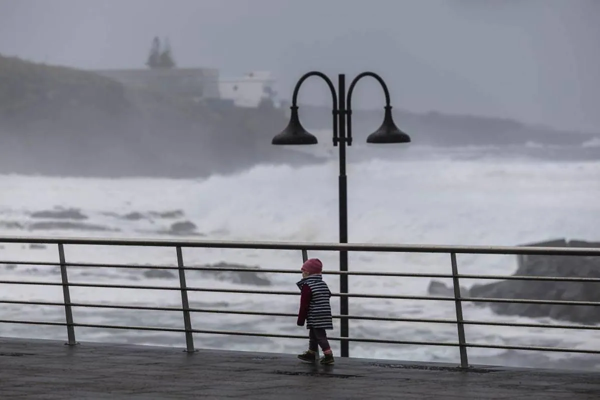 La Aemet activa avisos de nivel rojo en Valencia y Andalucía ante las lluvias torrenciales