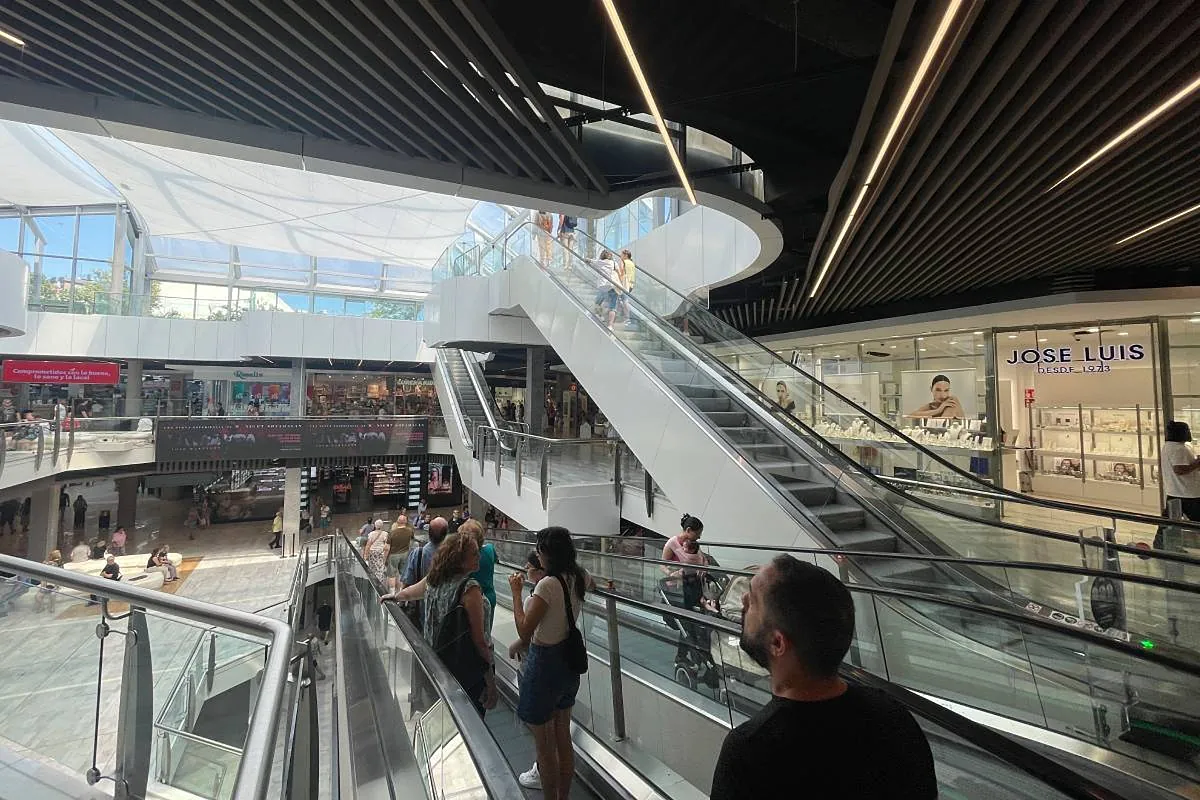 Tres individuos vestidos de militar asaltan a tiros una joyería en el centro comercial La Vaguada