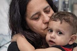 La madre de Domenico, el bebé que murió por un trasplante con un "corazón quemado", tras la suspensión de dos médicos: "Espero que quienes cometieron errores paguen lo que hicieron"