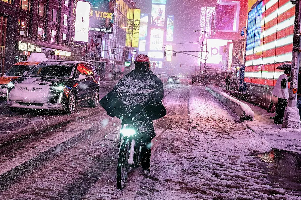La nieve cubre por completo Nueva York y supera los 60 centímetros en algunos puntos