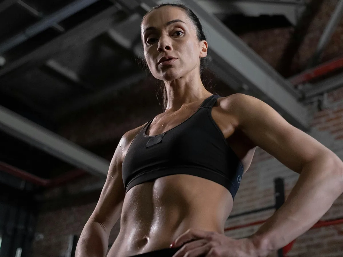 Ni planchas imposibles ni sudar horas: el ejercicio con el que borrar la tripa y que puedes hacer en cualquier lugar