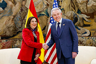 Margarita Robles recibe al embajador de EEUU tras los ataques de Donald Trump a Espa�a con una defensa de la "profesionalidad" de los militares espa�oles