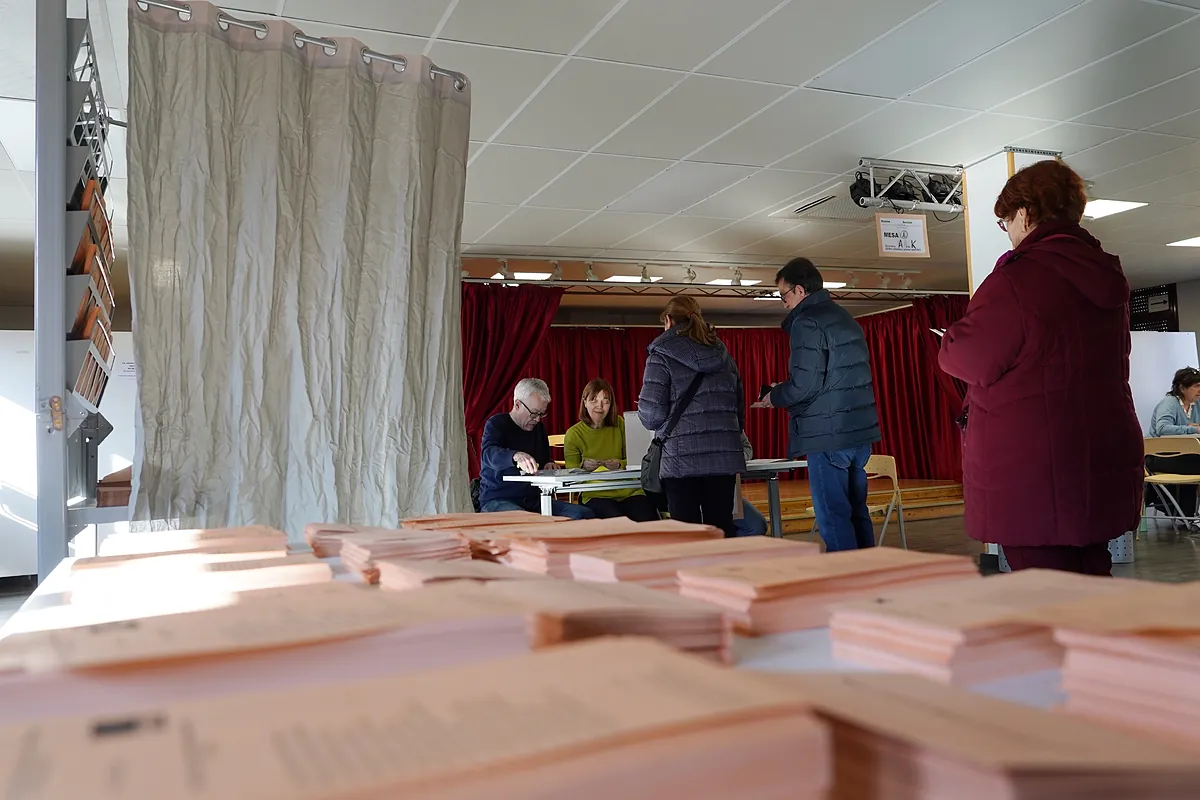 La participación a las 18.00 horas en Castilla y León se sitúa en el 53%, un punto y medio más que en 2022