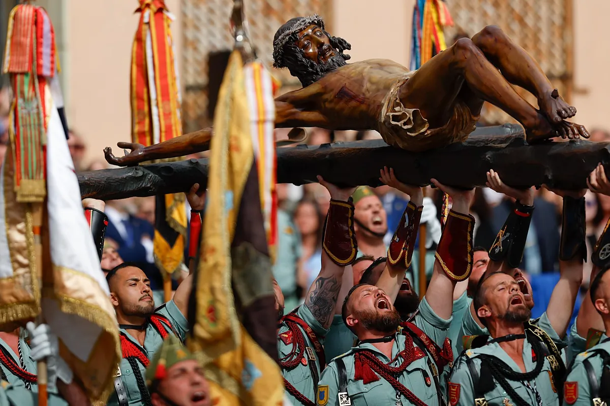 Emotivo traslado de los legionarios al Cristo de la Buena Muerte a su trono procesional