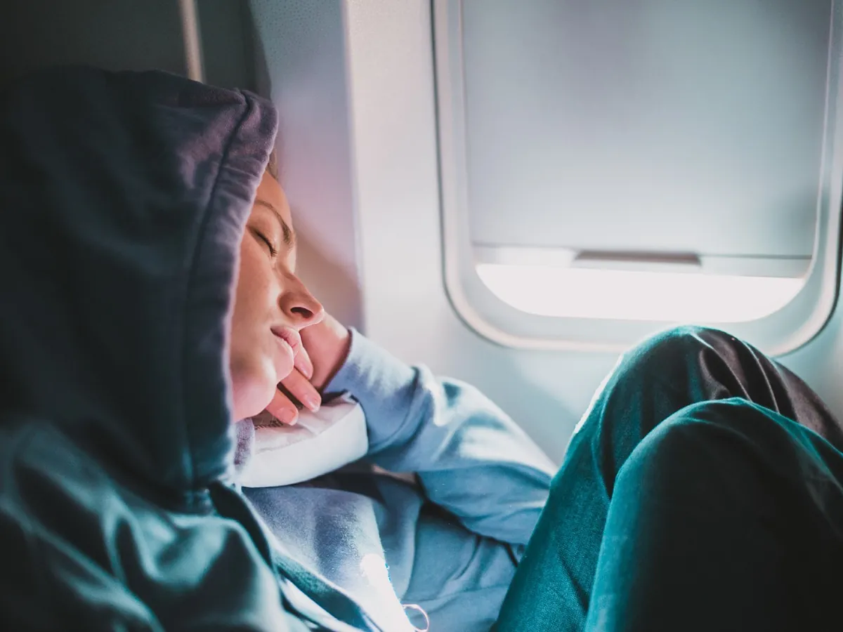 Por qué no deberías beber alcohol antes o durante un viaje en avión