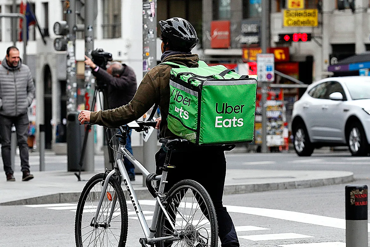 Díaz termina con los autónomos en el 'delivery', pero el foco pasa a las sanciones y a las condiciones laborales de las flotas