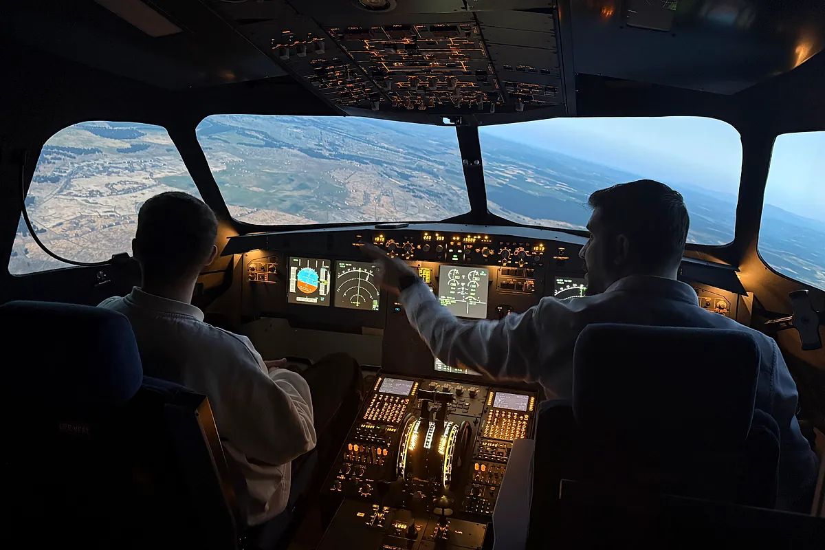 El centro donde cualquiera puede cumplir el sueño de pilotar un avión: "La experiencia es muy realista, se puede poner viento o fallos en el motor"