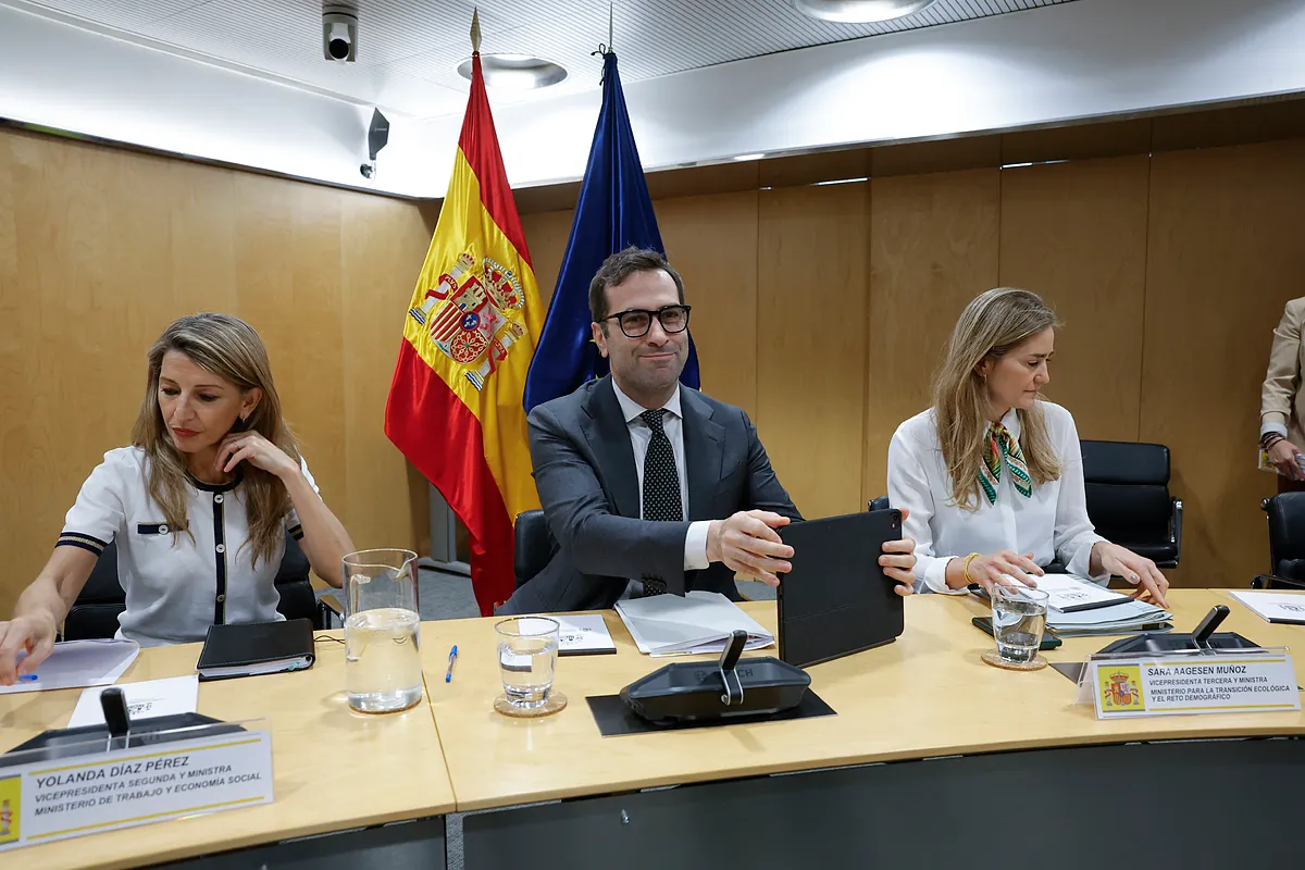 El Gobierno asegura que España está preparada "para afrontar el verano con garantías" y decidirá estas semanas qué medidas prorroga más allá del 30 de junio