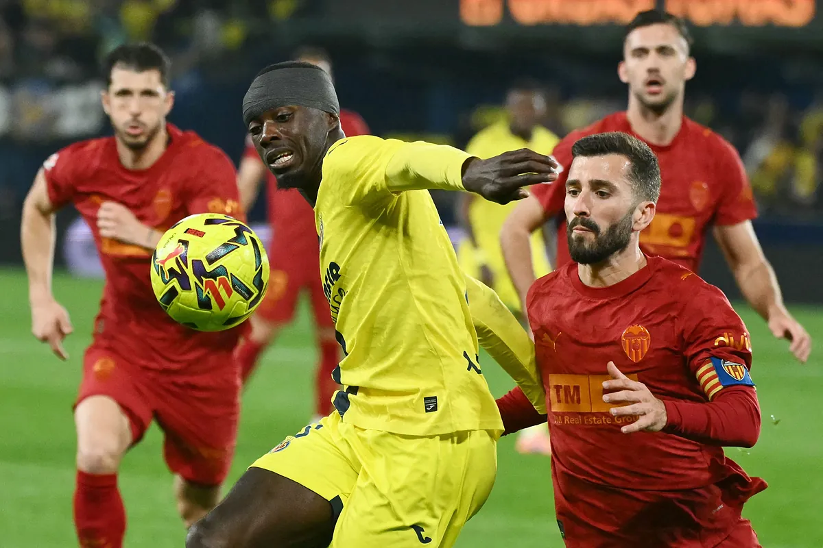 El Villarreal se sacude al Valencia de dos zarpazos y se sostiene en el podio de LaLiga