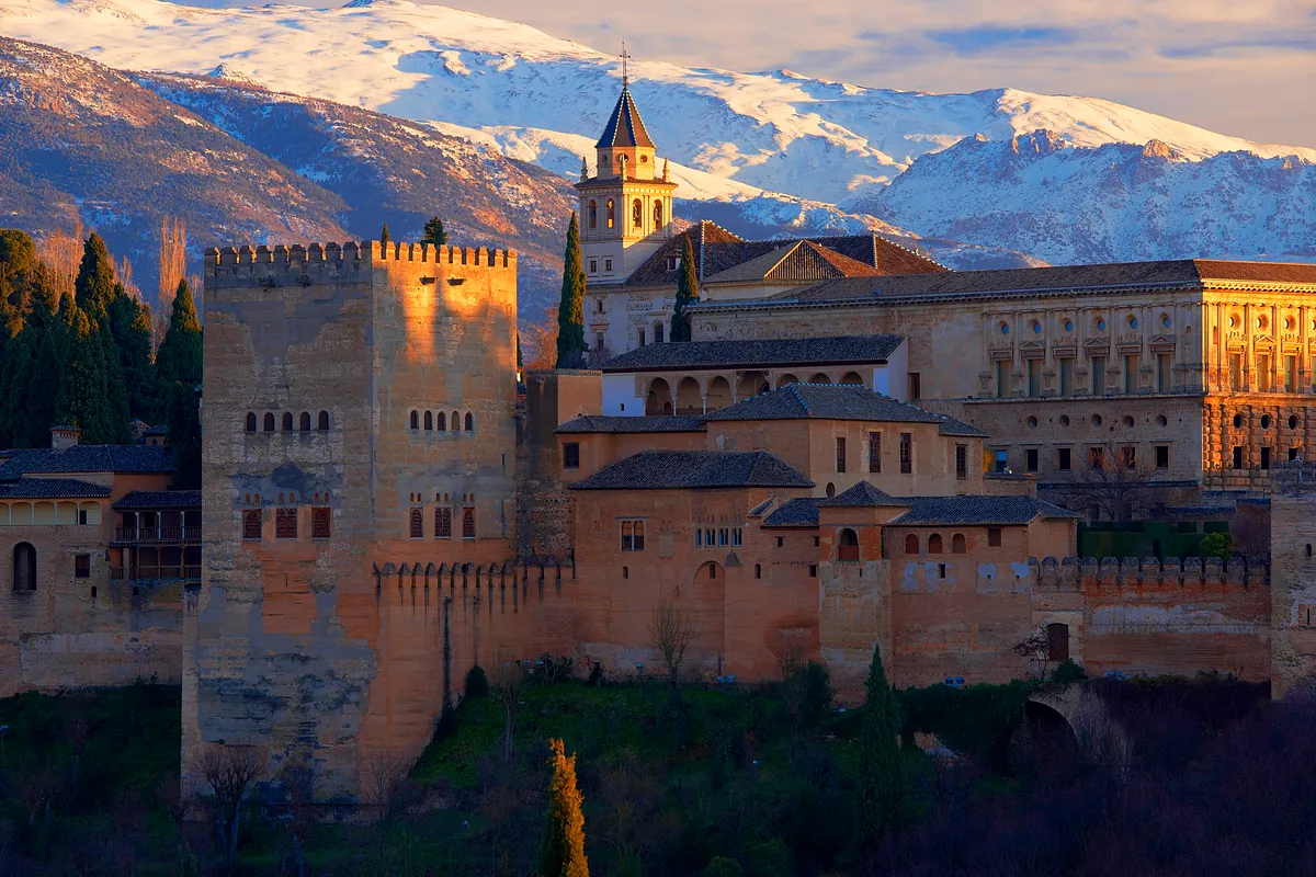 Muere un trabajador en Granada al caerle una chimenea e investigan si el accidente se debe a los terremotos