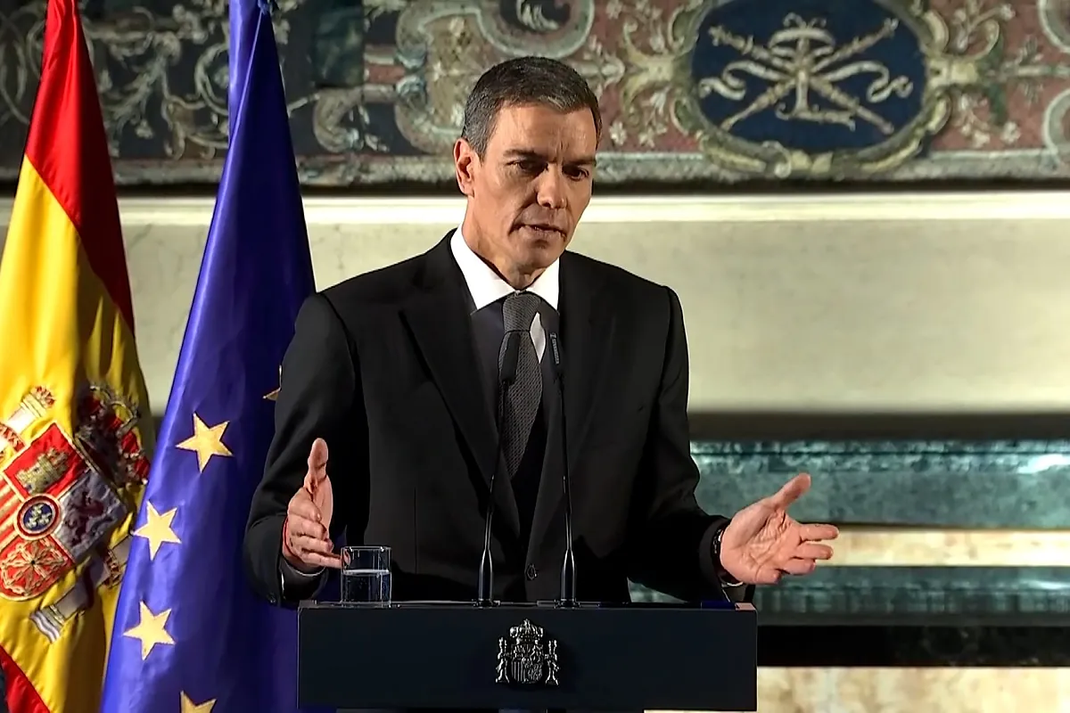 Pedro Sánchez descarta con ironía el adelanto electoral que piden González y Page