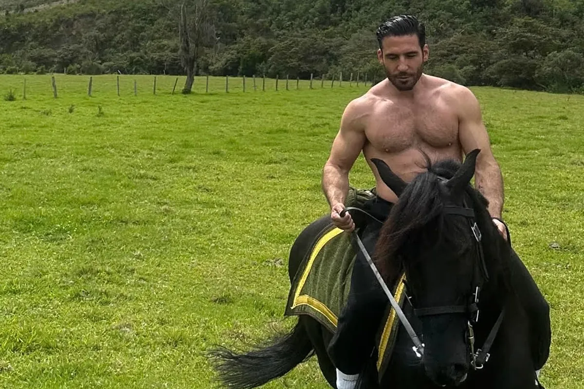 El comentado vídeo de Miguel Ángel Silvestre montando a caballo sin camiseta