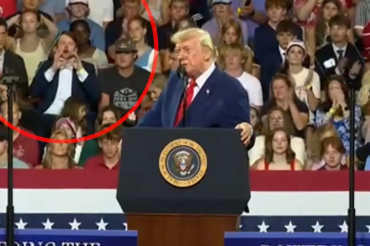 Tres asistentes a un mitin de Trump le 'trolean' a sus espaldas durante su intervención