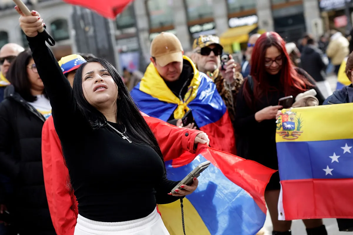 Lágrimas de alegría de venezolanos en Madrid tras la captura de Maduro por EEUU