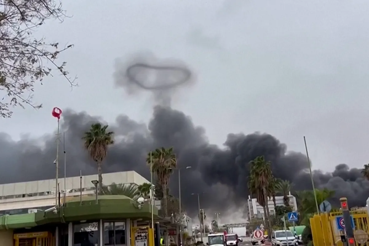 Un fragmento de un misil iraní cae en una fábrica en el sur de Israel