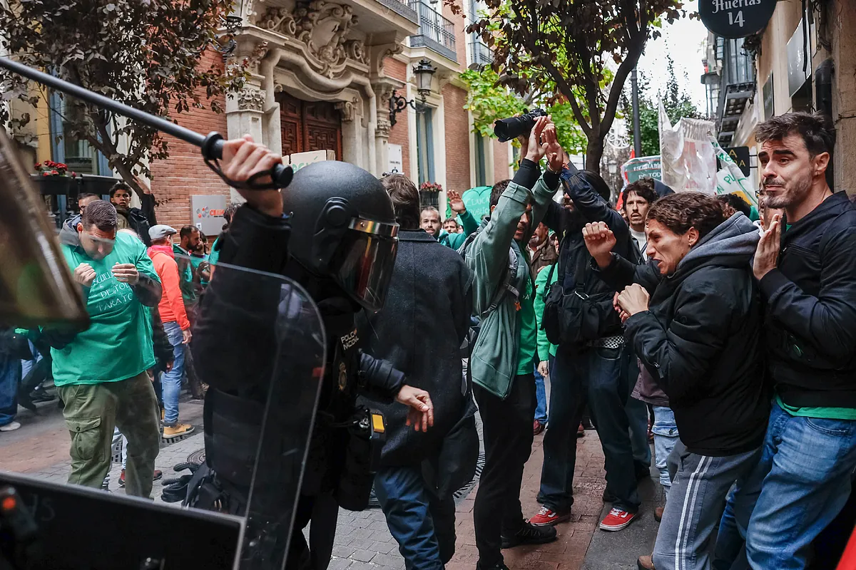 Escrache multitudinario contra Ayuso, que responsabiliza a la Delegación y a Sánchez: «¿Lo que vemos en Europa va a trasladarse a Madrid?»