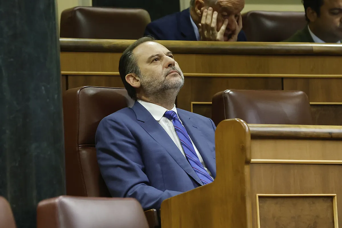 El Supremo abre una causa a Ábalos al apreciar indicios de varios delitos  en la actuación del ex ministro | España