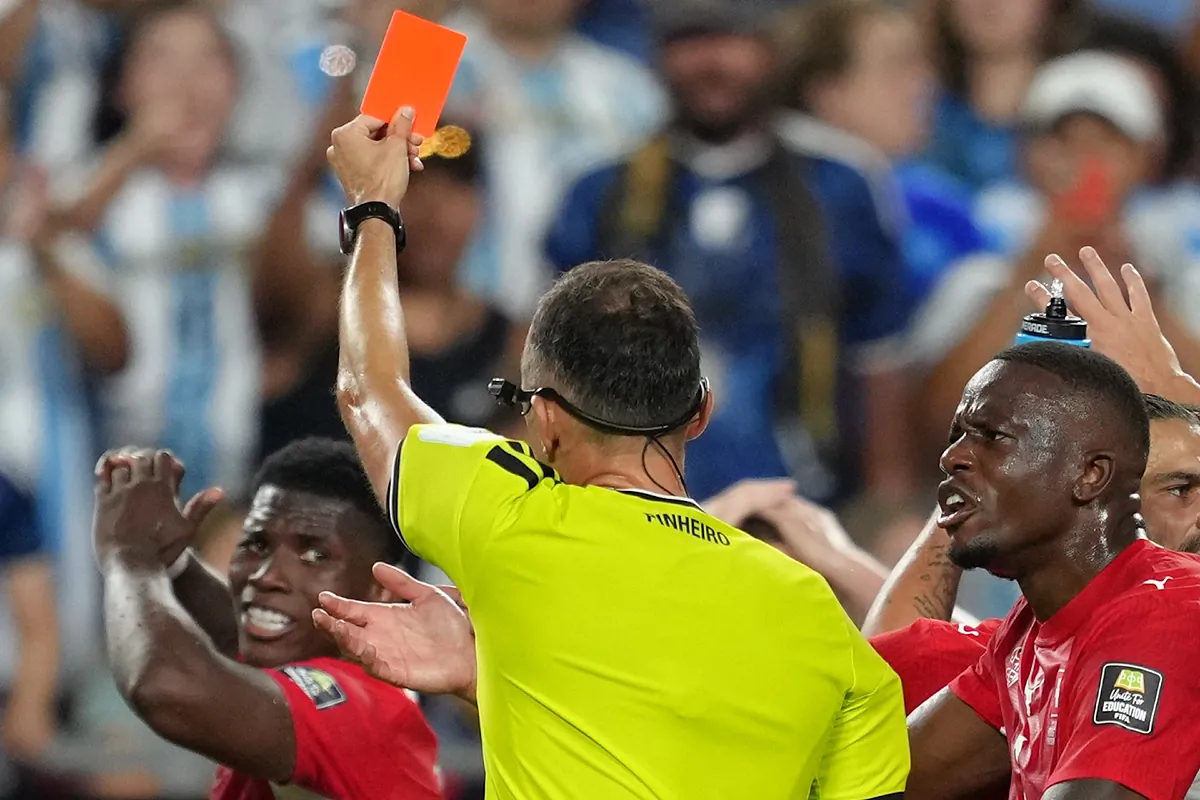 La polémica expulsión de Embolo como consecuencia del VAR en el Argentina 3-1 Suiza