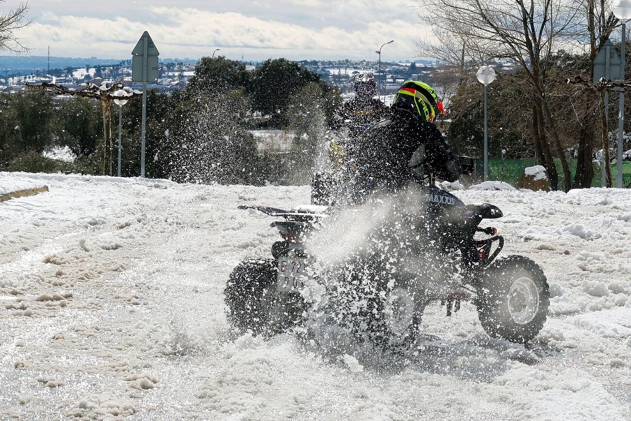 Dos personas juegan en la nieve montadas en quads en El Vellón,...