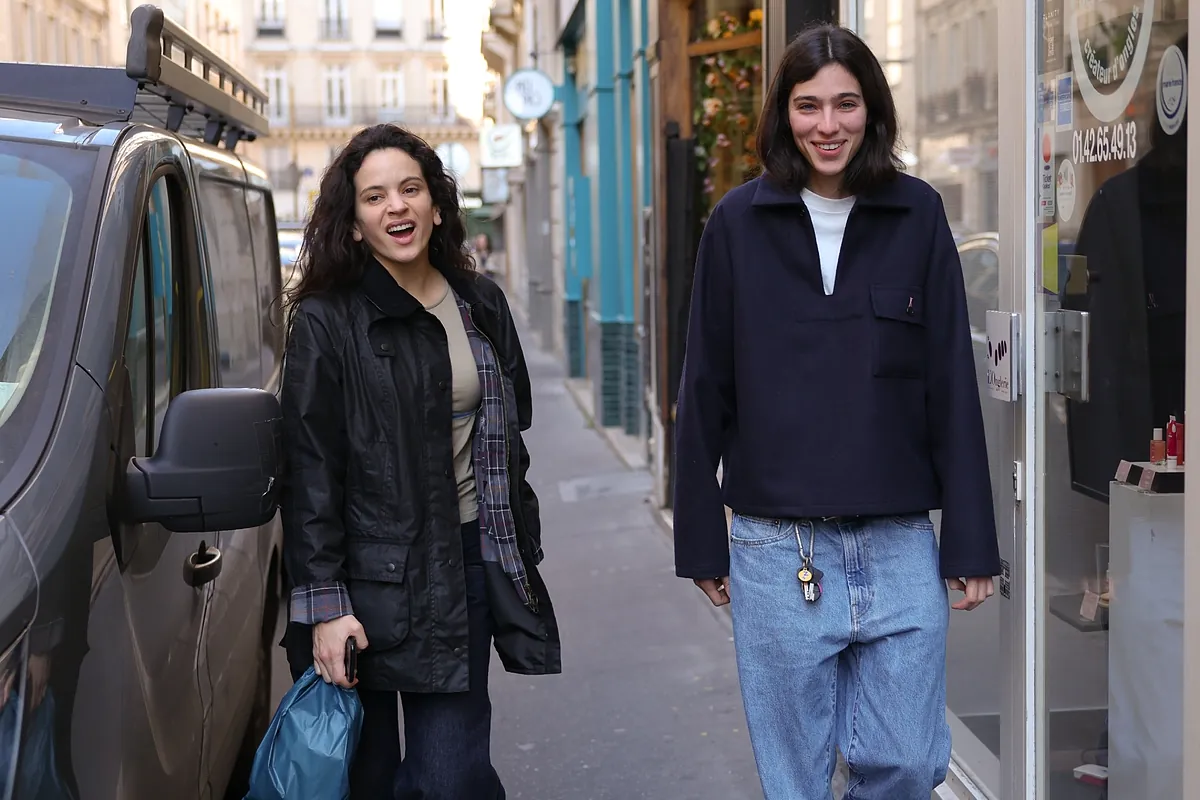 Quién es Loli Bahia, la modelo francesa que pasea de la mano con Rosalía y la acompaña allá a donde va