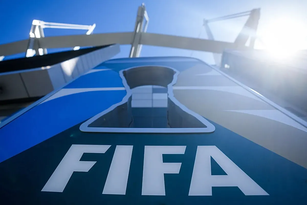 Desde la IA china, que se ha convertido en el equipo número 49 del Mundial de fútbol, hasta Meta que se está comiendo la tarta de Google mientras la prensa ayuna