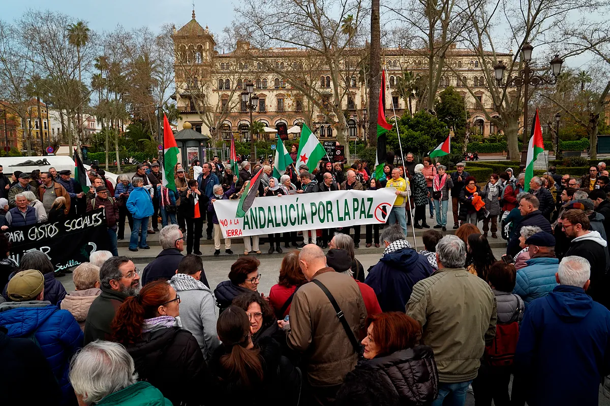 Unas 400 personas se concentran en Sevilla contra la guerra en Oriente Medio