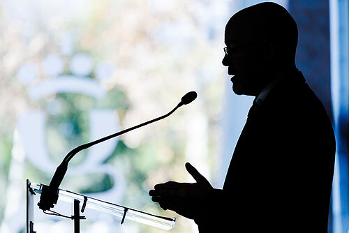 Galer�as Reales y socialistas para un tibio aquelarre antiayuso: el himno XXL, un ministro salpicado y la alargada sombra de Lobato