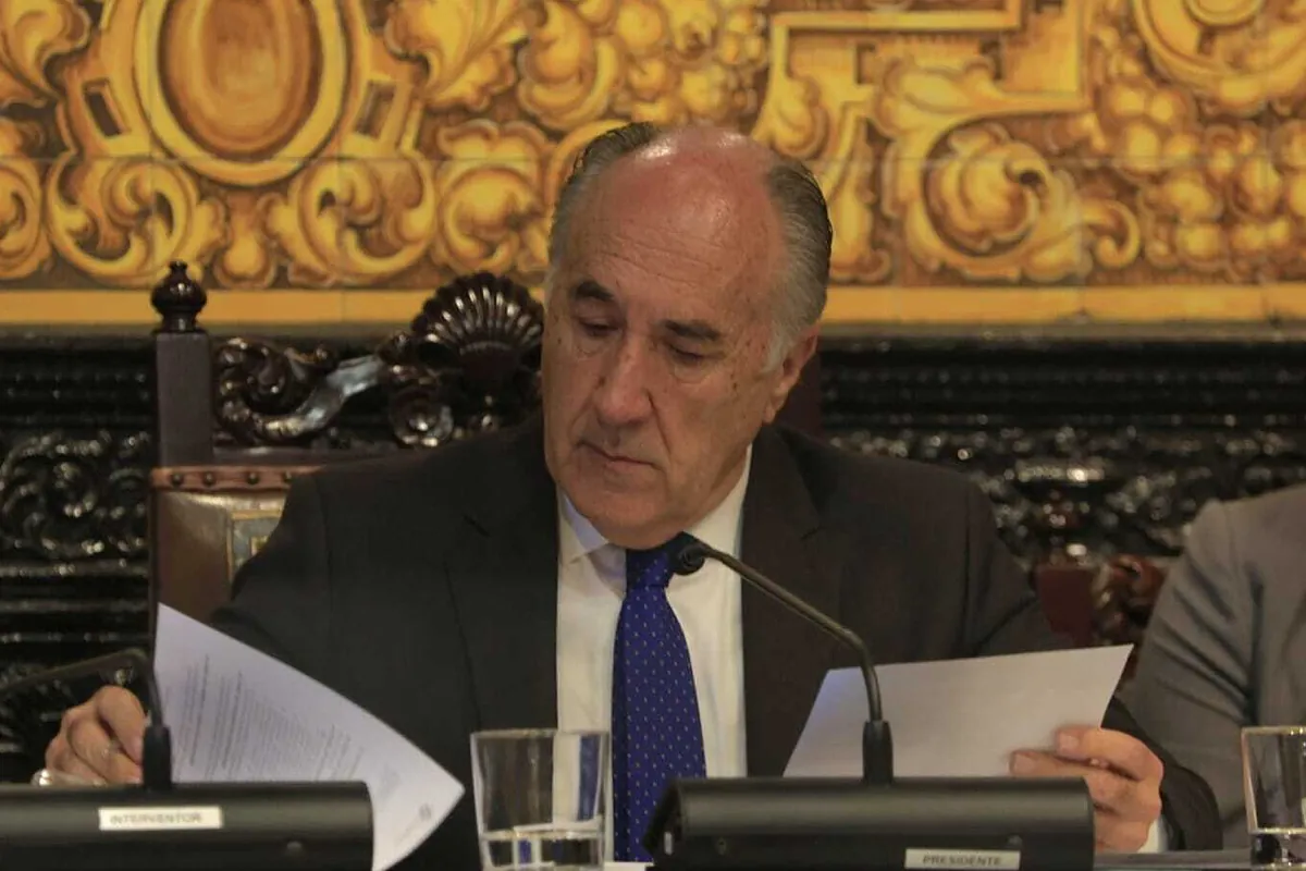 El alcalde de Algeciras, que sigue en su puesto, se querella contra el eurodiputado Alvise Pérez por acoso, amenazas y coacciones