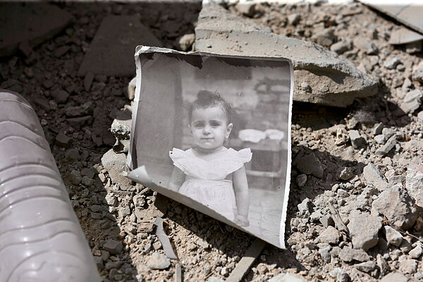 Una fotografía de una niña en el suelo tras un ataque aéreo israelí en la ciudad de Tiro, Líbano.