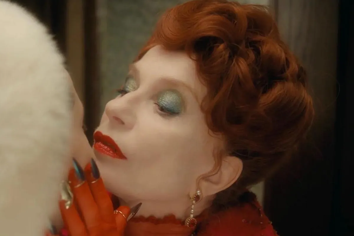 The Blood Countess: Isabelle Huppert se atreve con todo, ahora como la más sangrienta reina 'queer' de los vampiros (****)