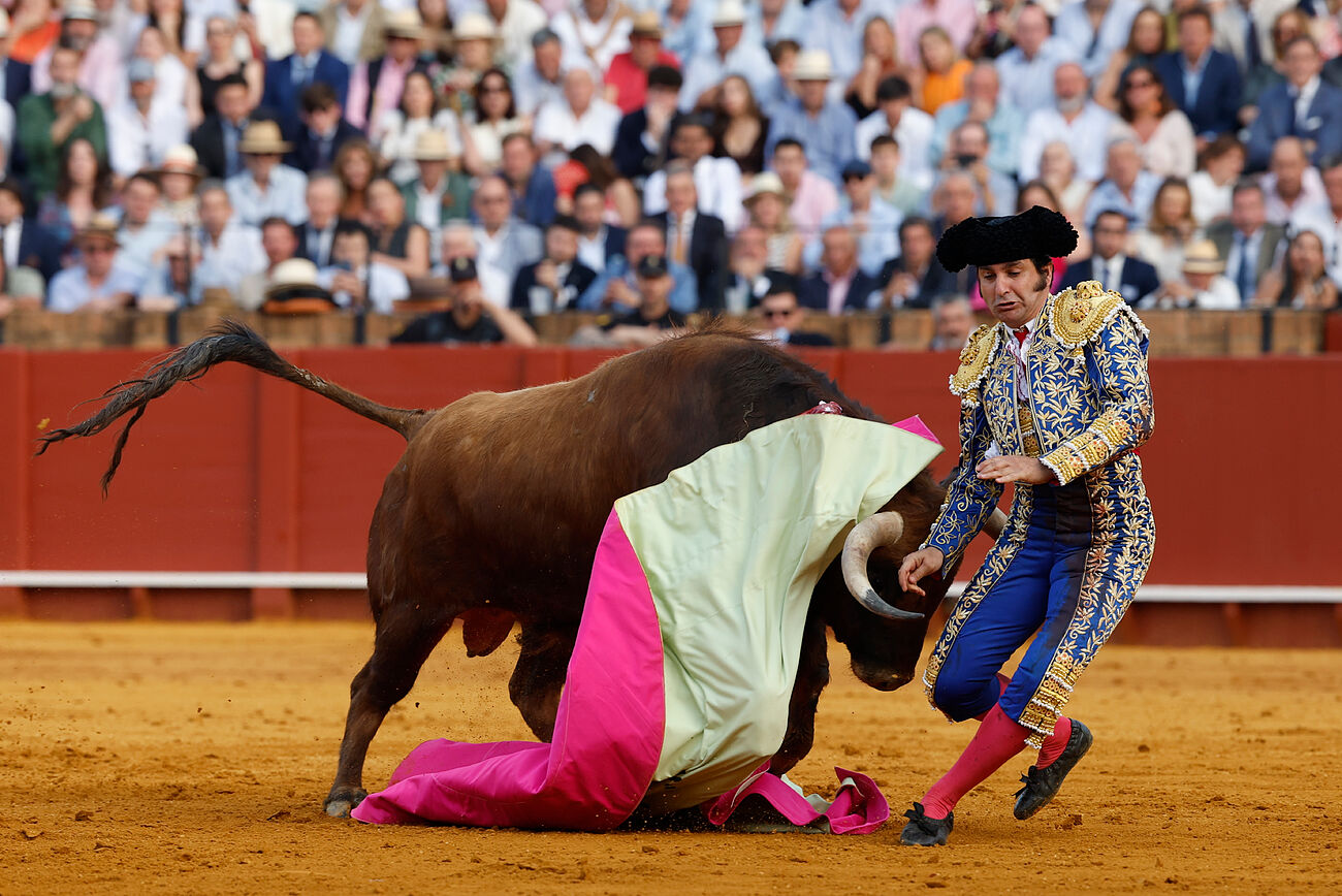 La cogida de Morante de la Puebla en Sevilla, en imágenes