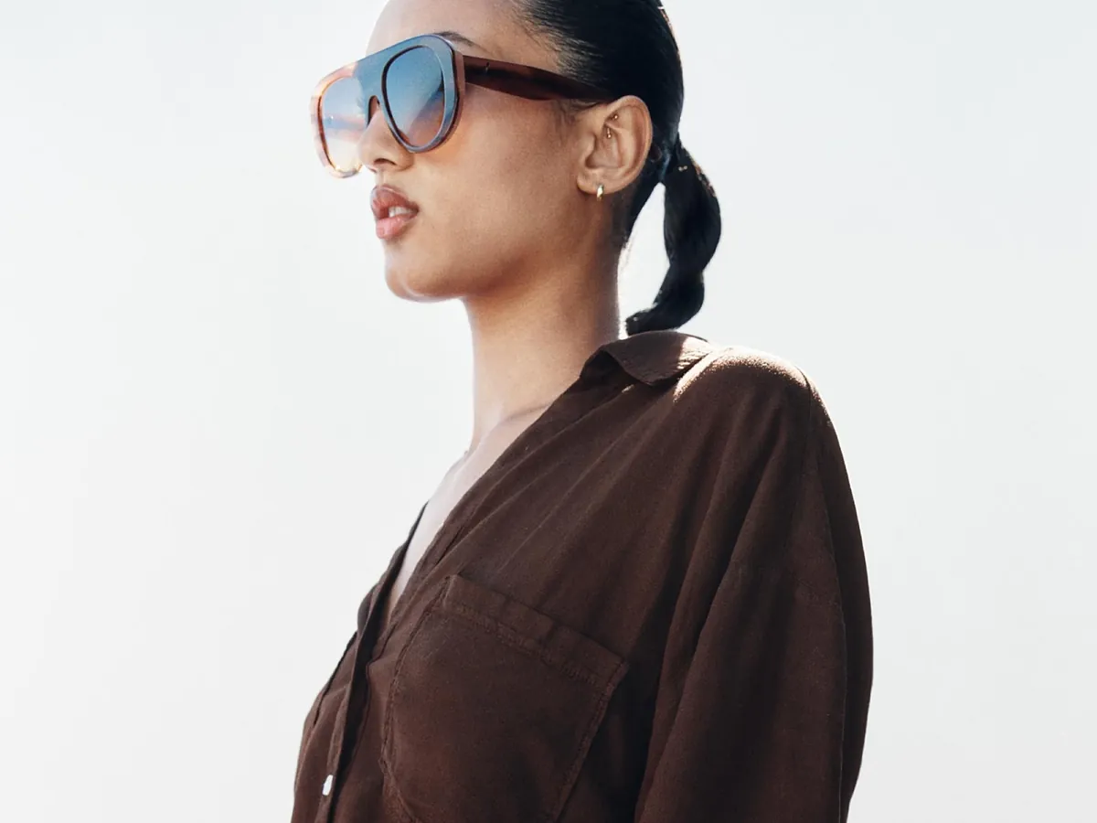 Las 8 camisas de lino de Zara de lujo silencioso que mejor sientan a los 50 y que elevan un look con sandalias planas