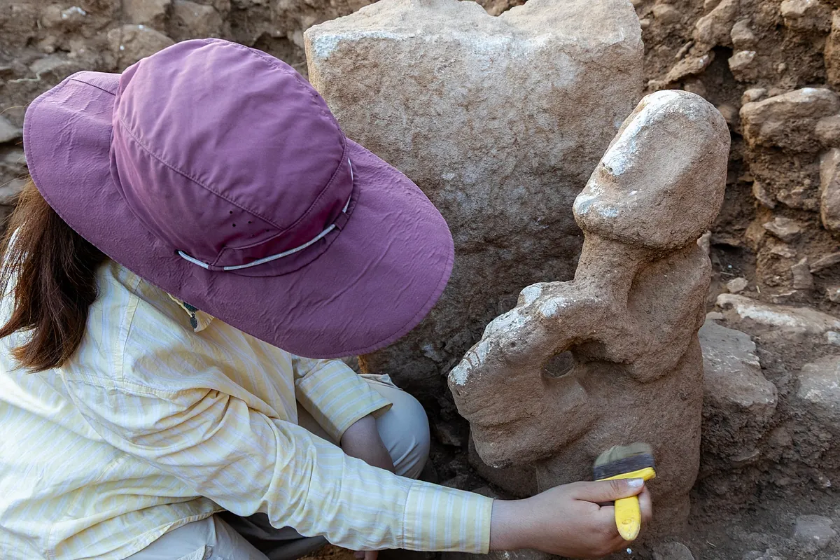 Hallan en Turquía una escultura de 11.000 años que representa a una persona sobre un leopardo