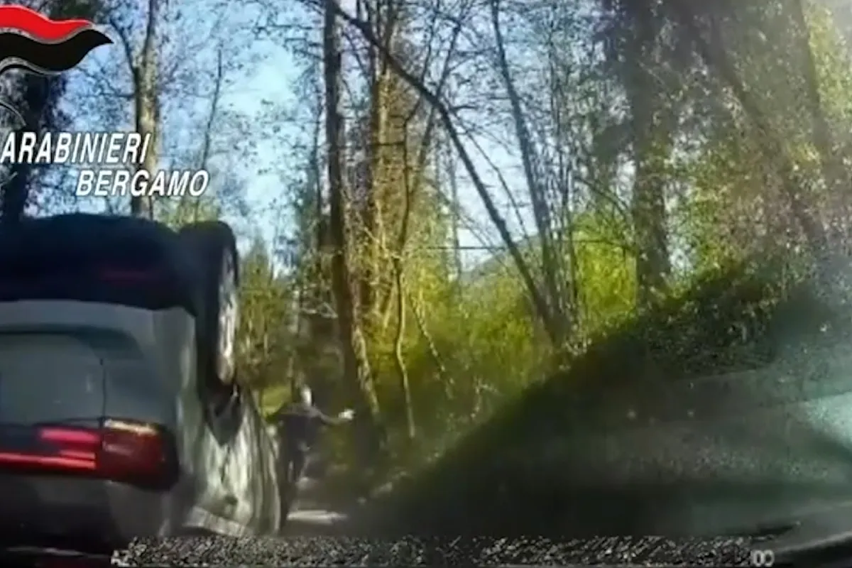 Se salta un control, huye a gran velocidad y acaba detenido tras volcar el vehículo