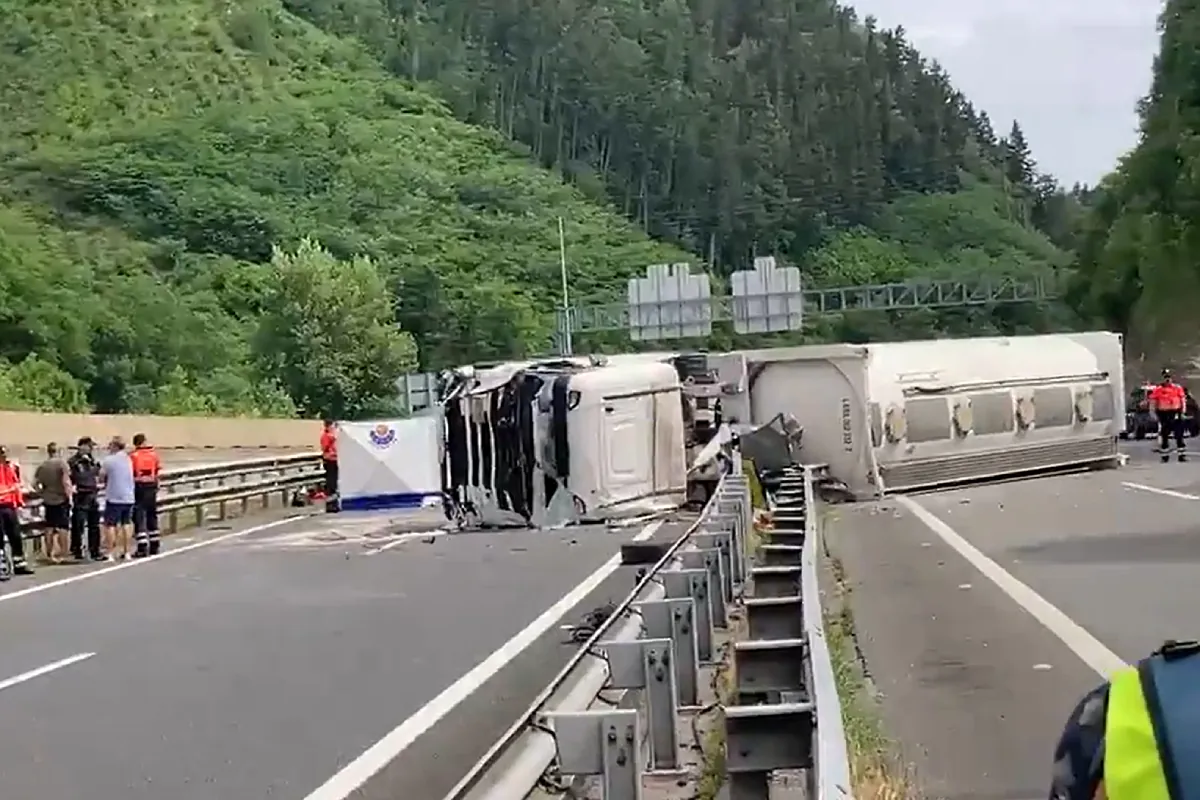 Mueren cinco policías forales de Navarra al chocar su furgoneta con un guardarraíl y ser arrollada por un camión en la AP-8 en Elgoibar (Guipúzcoa)