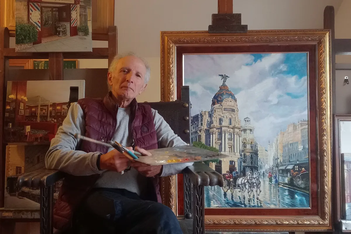 El funcionario (hijo y nieto de restauradores de pedigrí) que se destapó como pintor en un almacén municipal: "El Ayuntamiento de Madrid fue mi mecenas y los pasillos de Hacienda, mi galería de arte"