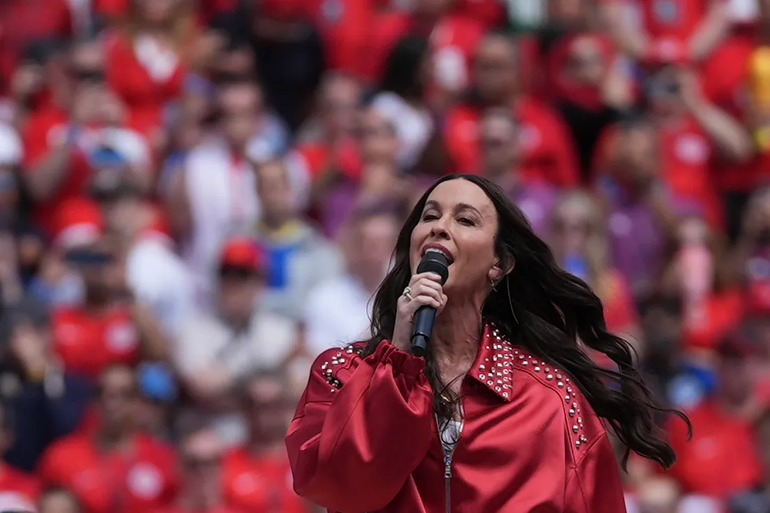 Alanis Morissette: traicionada por su directora de gira que le chantajea con un contrato de 15 años por un asunto de drogas
