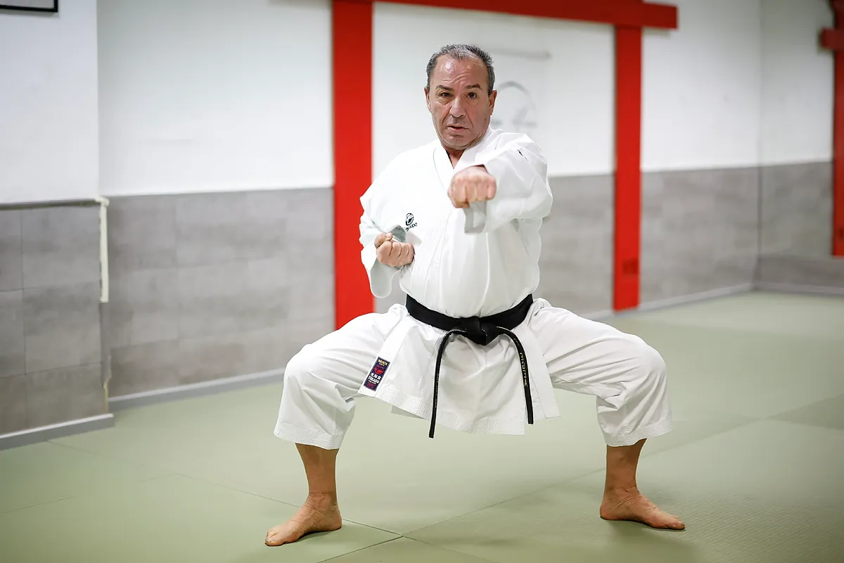 El campeón de España de karate que enseña artes marciales a mujeres en riesgo de sufrir violencia de género